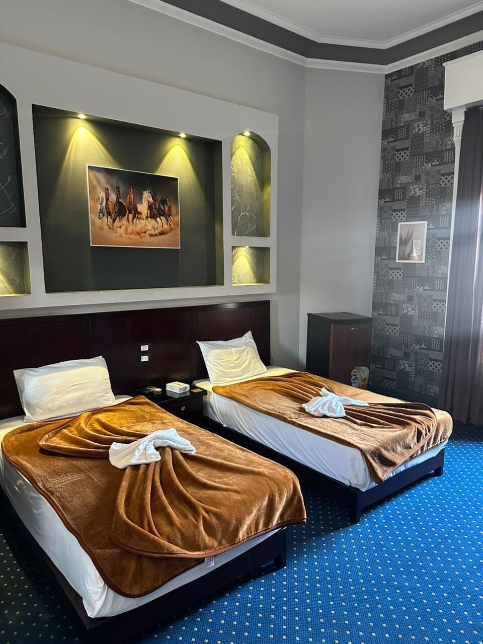 Sábanas de algodón egipcio, ropa de cama de alta calidad y minibar 