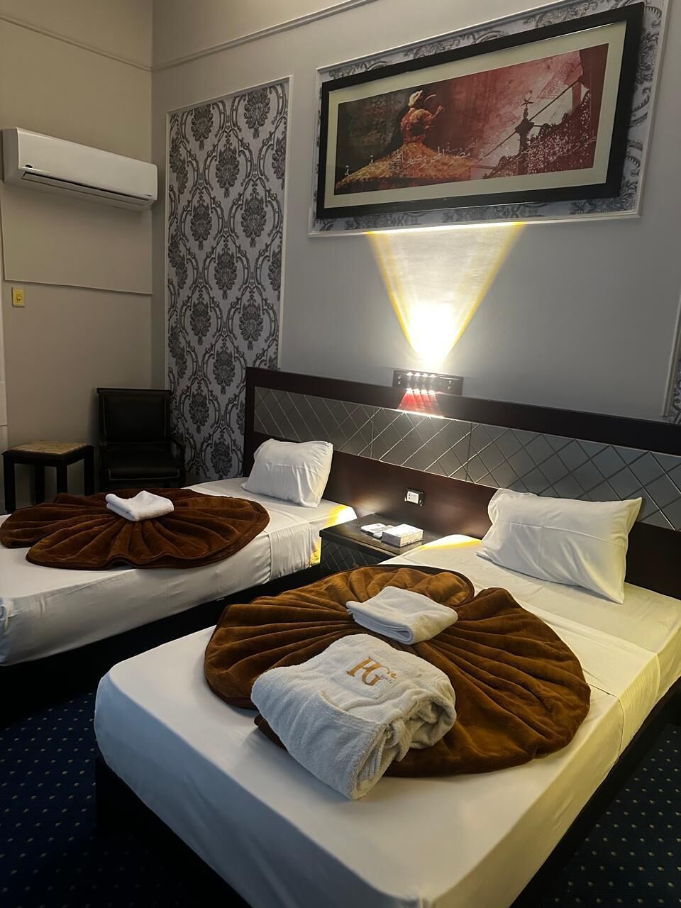 Sábanas de algodón egipcio, ropa de cama de alta calidad y minibar 