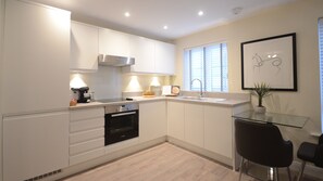 Apartamento de lujo, 1 cama doble, vistas a la ciudad | Cocina privada | Frigorífico grande, microondas, horno y placa de cocina