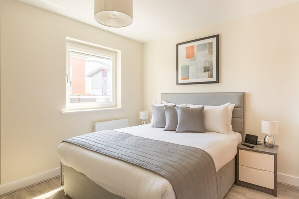 Luksus-lejlighed - 1 dobbeltseng - byudsigt | 1 soveværelse, pengeskab på værelset, skrivebord, lydisolering