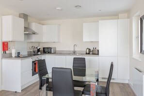 Luksus-lejlighed - 1 dobbeltseng - byudsigt | Privat køkken | Køleskab/fryser i fuld størrelse, mikrobølgeovn, ovn, kogeplade