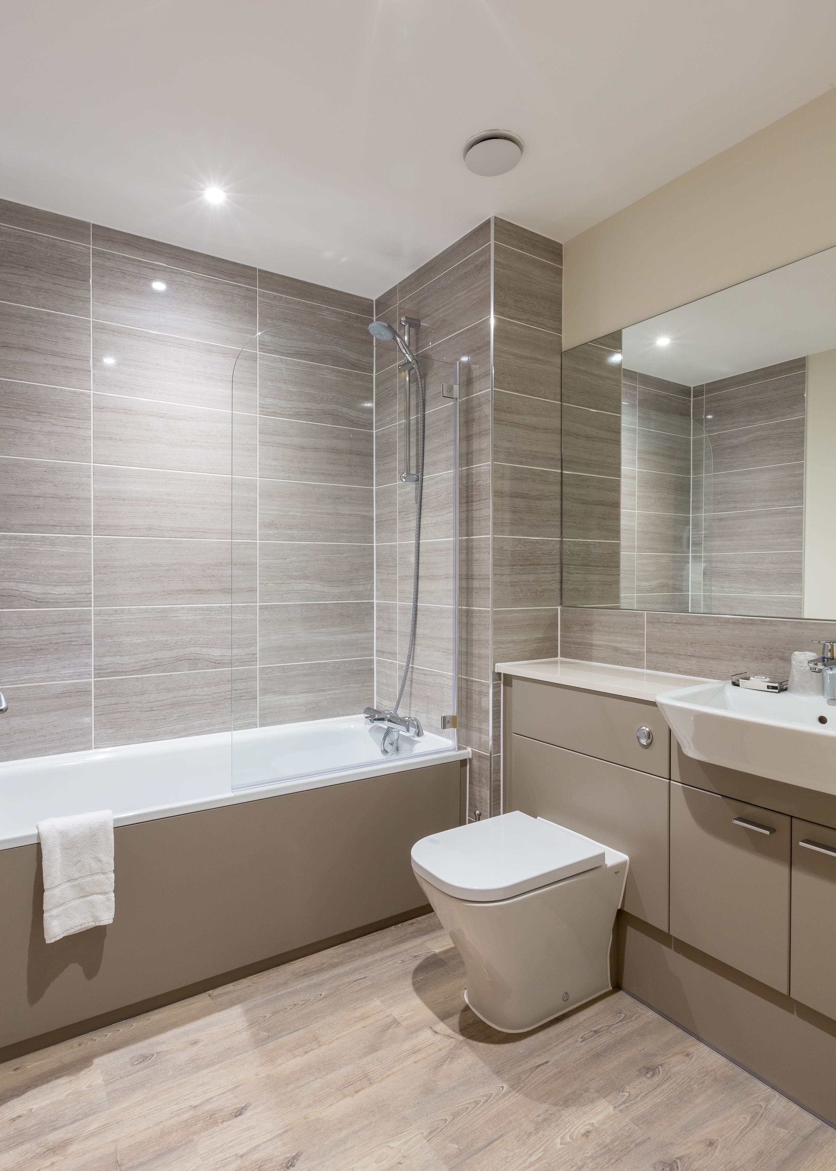 Luxury Apartment, 1 Double Bed, City View | Bathroom | Free toiletries, hair dryer, towels, shampoo