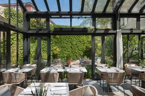 Serveert ontbijt, lunch, Mediterrane gerechten, uitzicht op de tuin