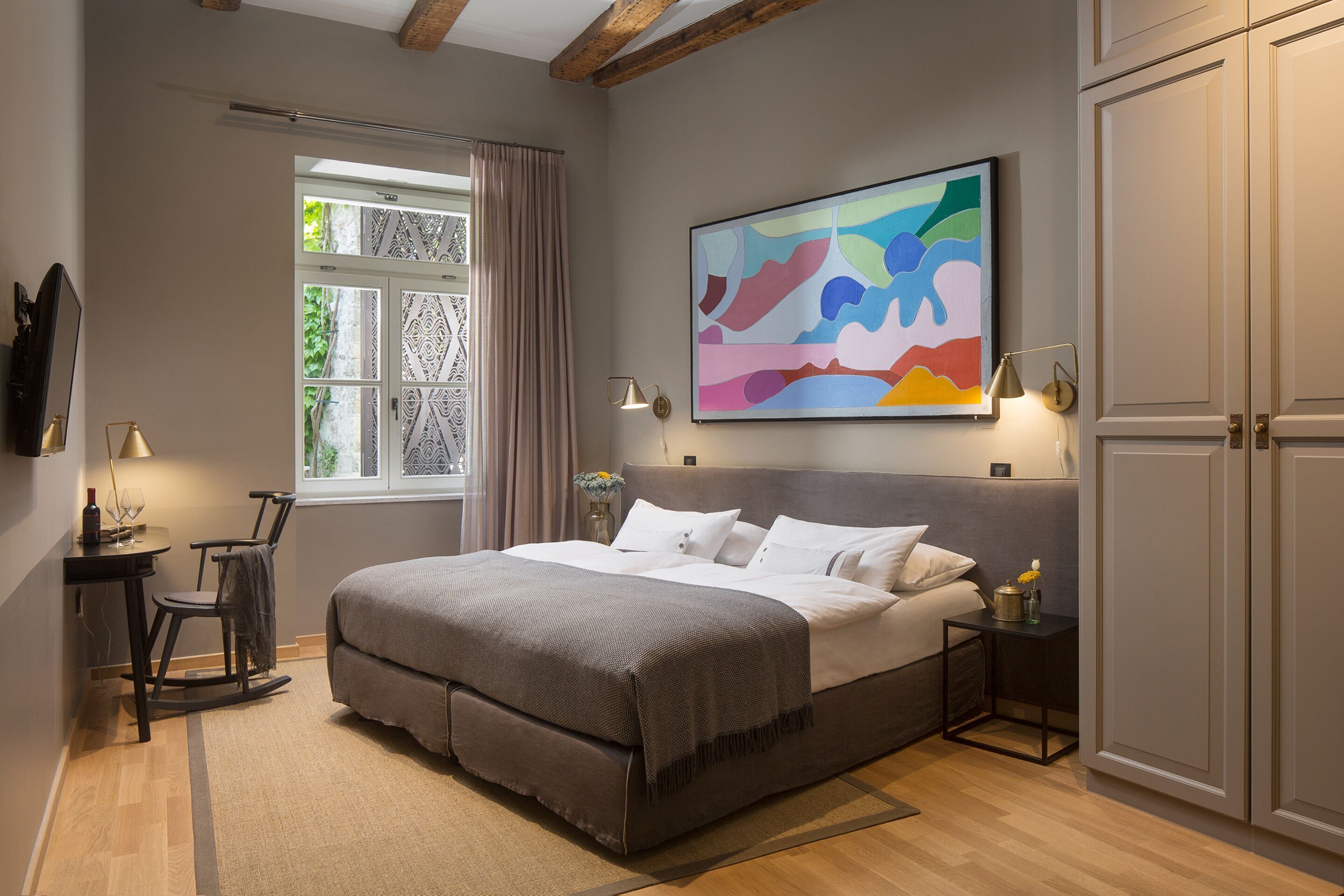 Luxe beddengoed, pillowtop-bedden, een kluis op de kamer