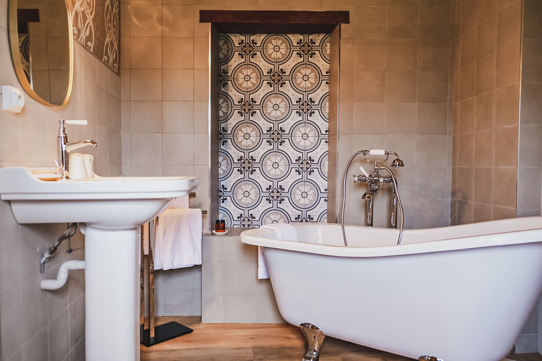 chambre louis de la roque | bathroom | free toiletries, hair dryer, towels