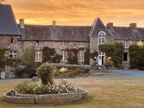 Front of property - Château de la Roque (Thereval)