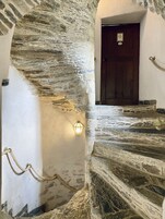 Una escalera de piedra con una puerta de madera en la parte superior.