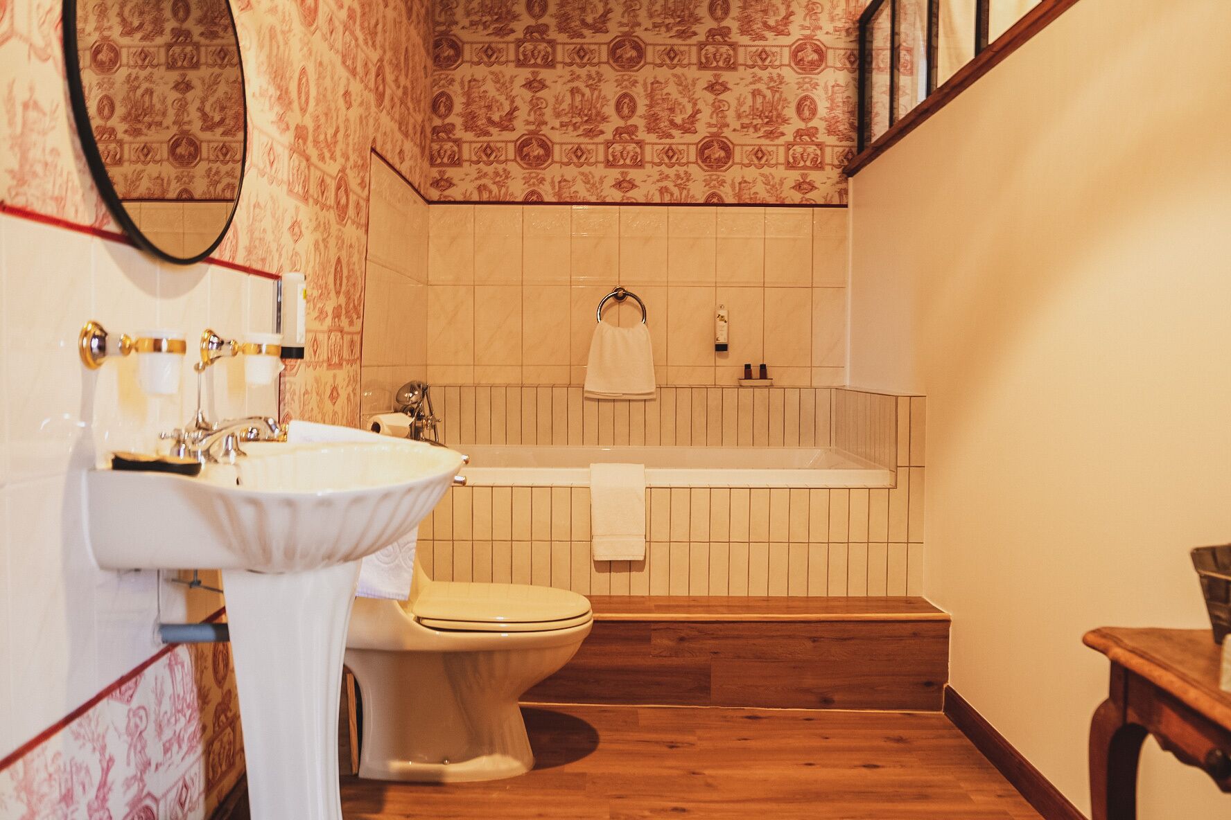 Ein Badezimmer mit Waschbecken, Toilette und Badewanne.