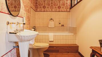 Ein Badezimmer mit Waschbecken, Toilette und Badewanne.
