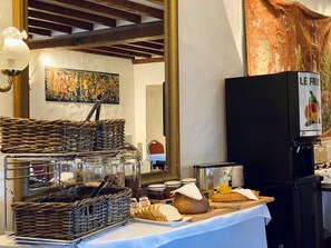 朝食 (コンチネンタル ブレックファスト)、毎日提供 (1 名様 12.00 EUR)