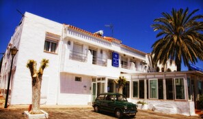 Vista frontal de la propiedad