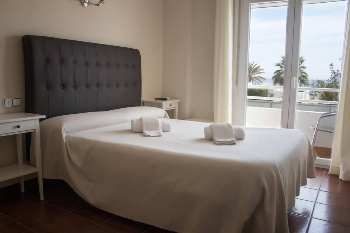 Quarto casal, vista para o mar | Cofres nos quartos, escrivaninha, cortinas blackout, berços grátis