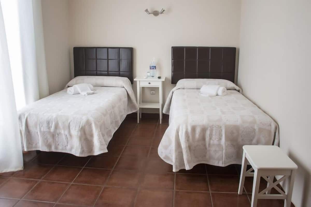 Quarto duplo clássico | Cofres nos quartos, escrivaninha, cortinas blackout, berços grátis