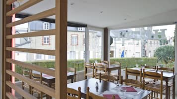 Daily continental breakfast (EUR 9.10 per person)