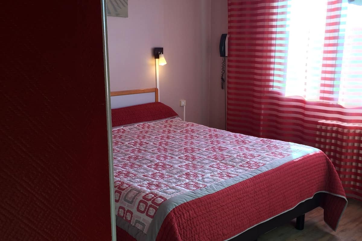 Standard-Doppel- oder -Zweibettzimmer, mit Bad | 1 Schlafzimmer, Bügeleisen/Bügelbrett, kostenloses WLAN