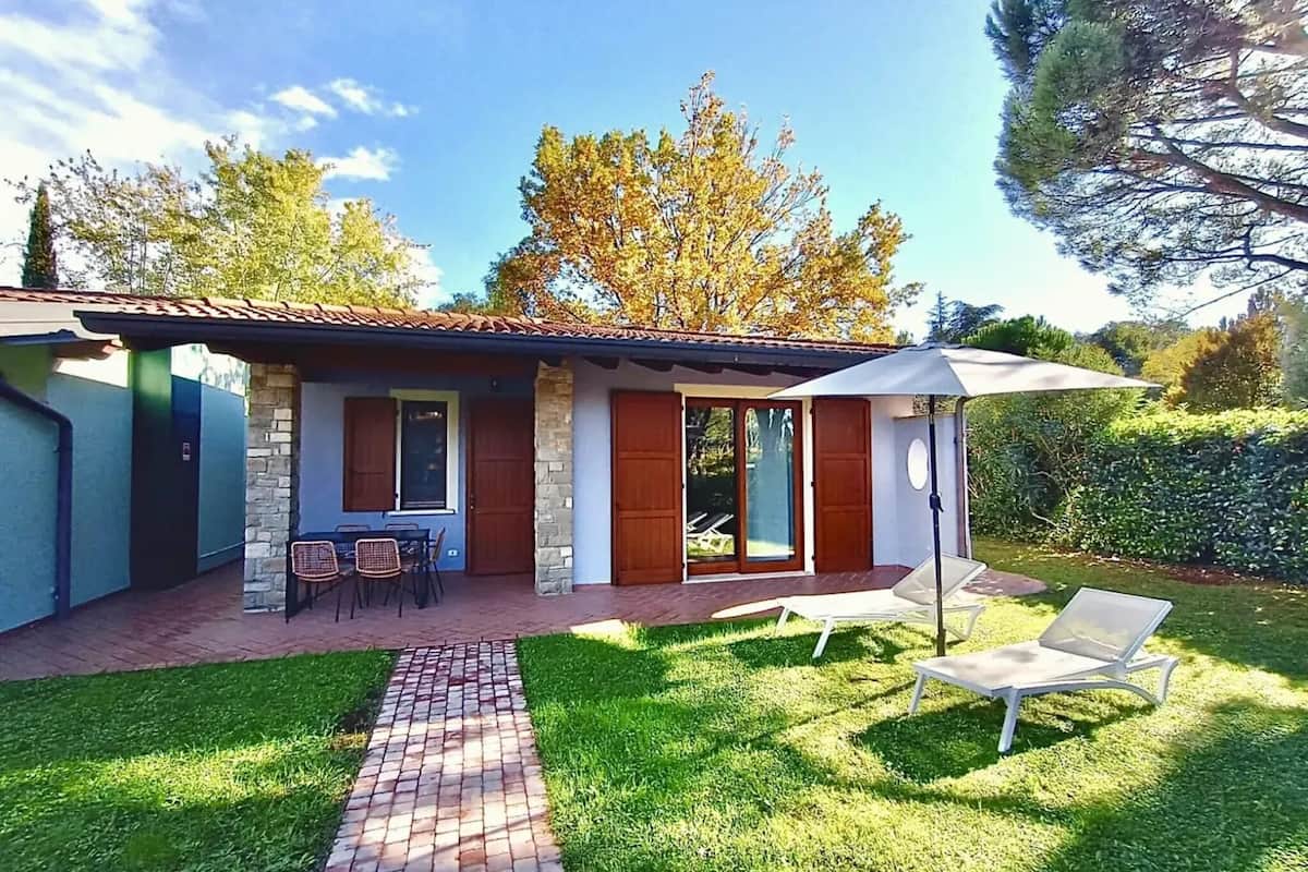 Ein modernes Haus mit Terrasse, Essbereich und Garten.