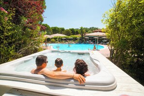 Innenpool, Außenpool, Sonnenschirme, Liegestühle
