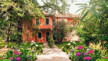 Deluxe Apartment, 3 Bedrooms | 1 bedroom, in-room safe, bed sheets