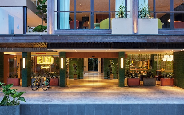 Minibar, coffres-forts dans les chambres, bureau