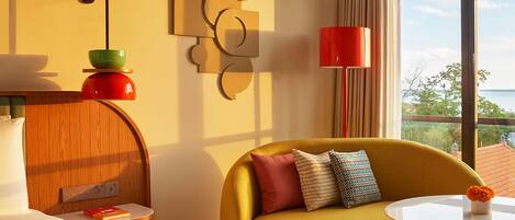 Habitación, 1 cama King size (Neighborhood View) | Minibar, caja de seguridad en la habitación y escritorio