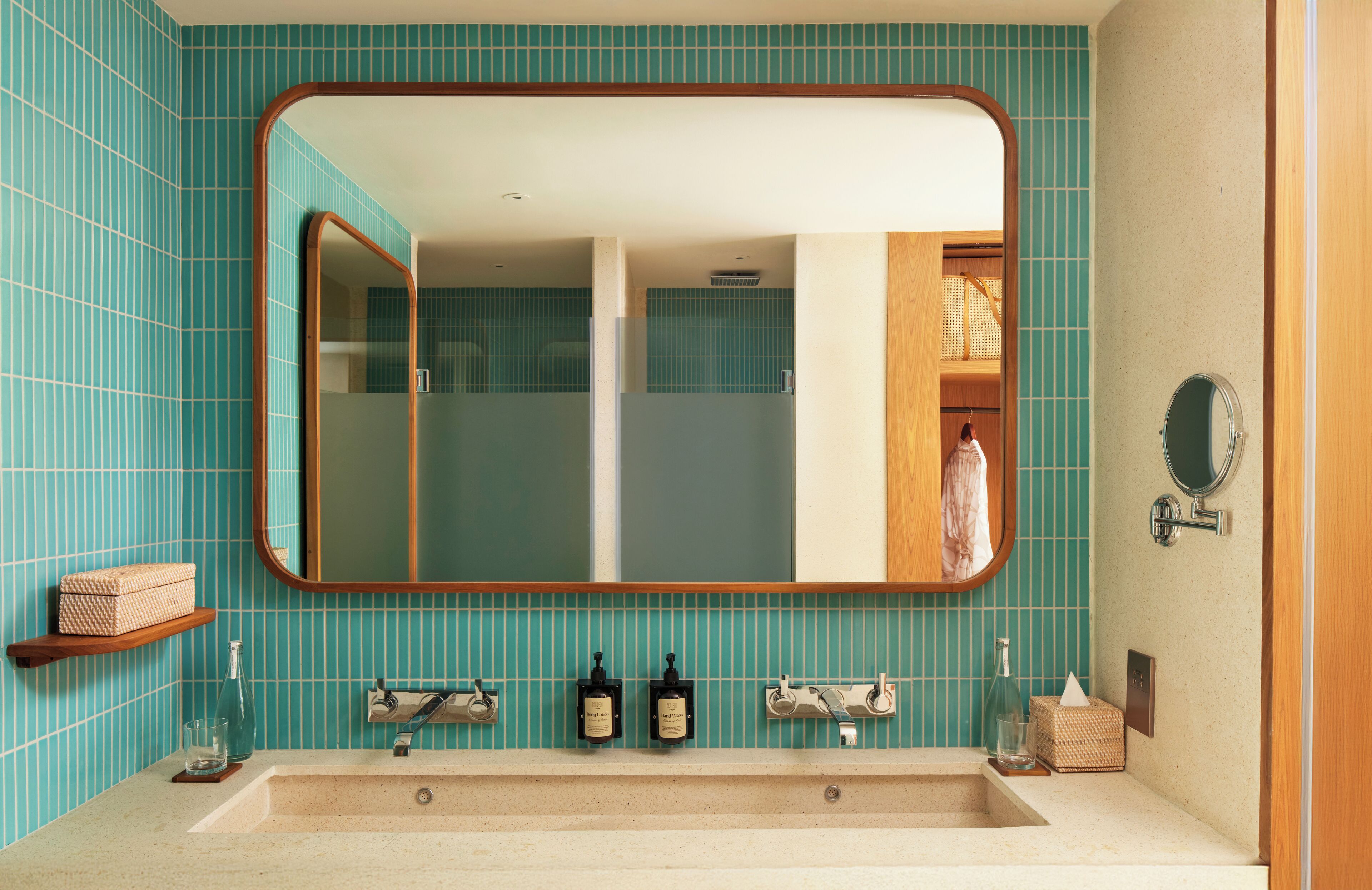 shower, rainfall showerhead, free toiletries, hair dryer