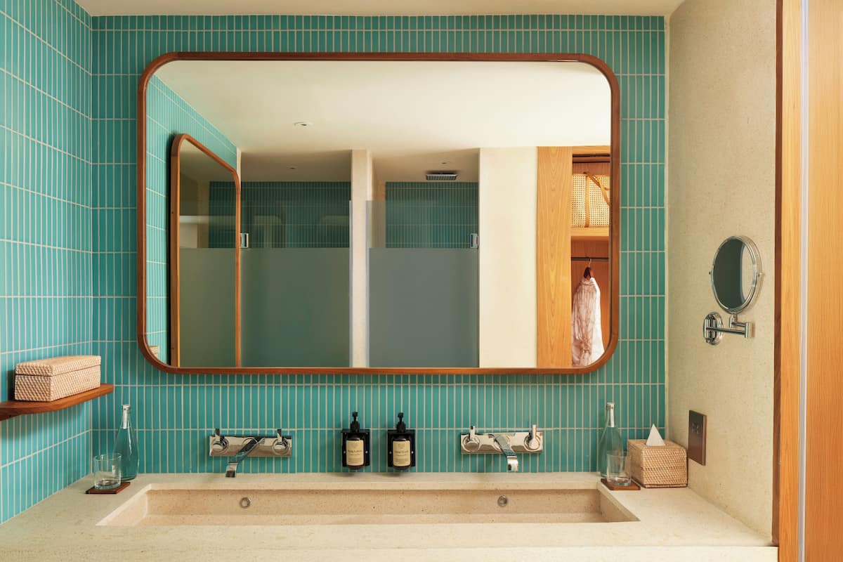 shower, rainfall showerhead, free toiletries, hair dryer