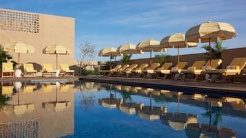 屋外プール、プール パラソル、サンラウンジャー