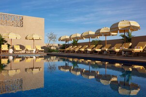 Piscina externa, guarda-sóis, espreguiçadeiras