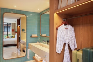 Chuveiro, chuveiro com efeito de chuva, produtos de toalete grátis