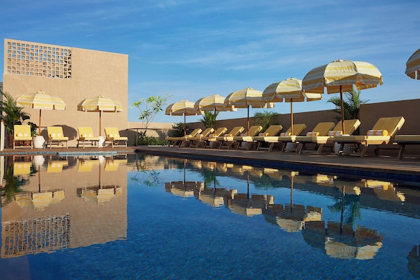 Piscina externa, guarda-sóis, espreguiçadeiras