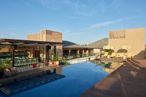 Outdoor pool, pool umbrellas, sun loungers