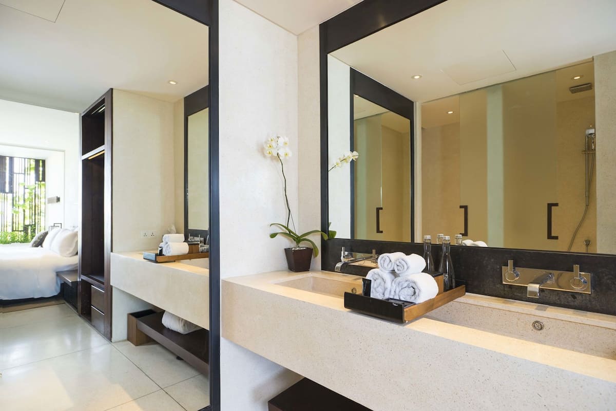حمام | تجهيزات دش، دُش غزير، مستلزمات مجانية للعناية الشخصية، مجففات شعر