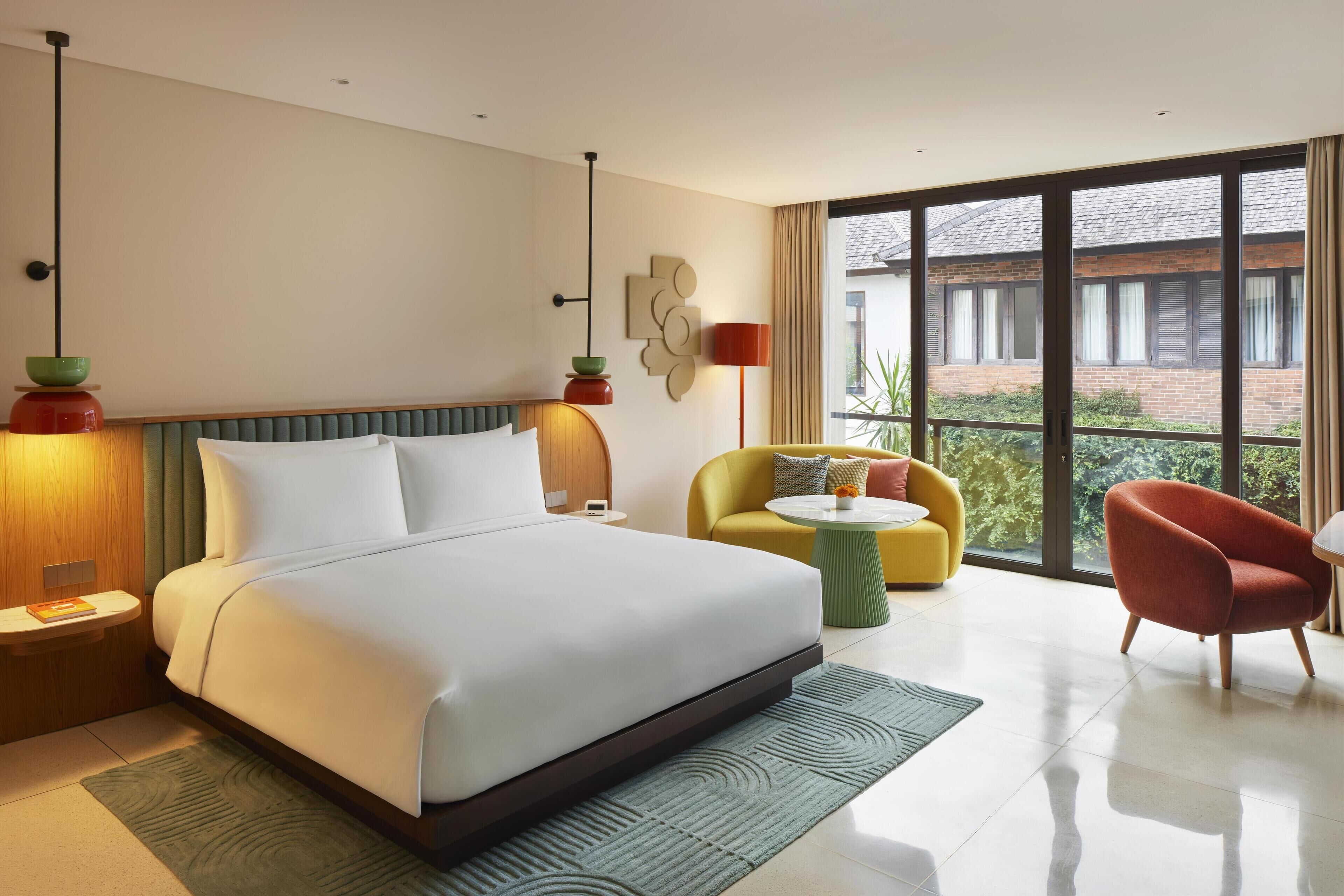 Minibar, caja de seguridad en la habitación y escritorio 