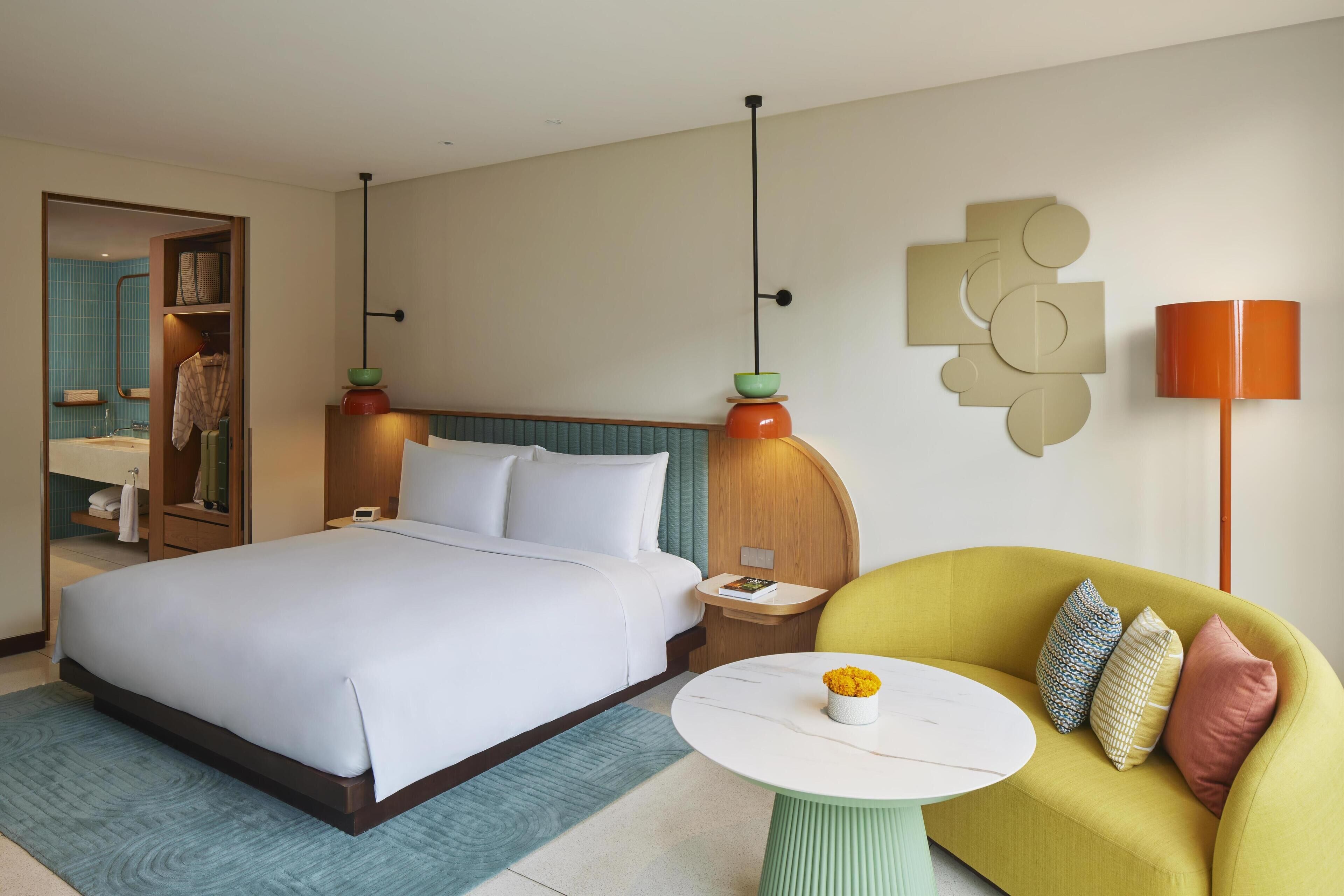 Minibar, caja de seguridad en la habitación y escritorio 