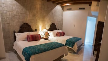 Minibar, coffres-forts dans les chambres, bureau