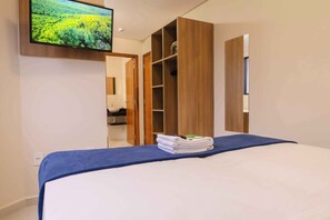 Deluxe driepersoonskamer | Verduisterende gordijnen, gratis wifi, beddengoed, rolstoeltoegankelijk