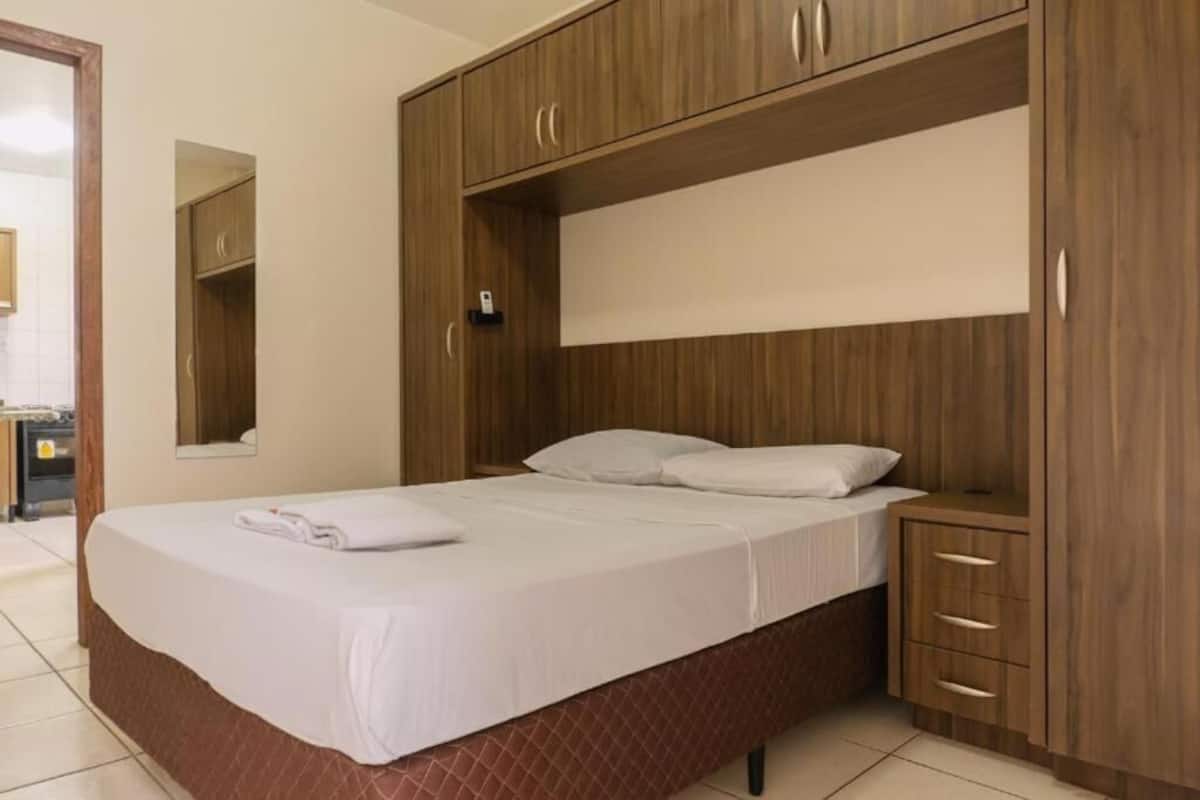 Apartment (Estúdio) | Blackout drapes, WiFi (free), bed sheets