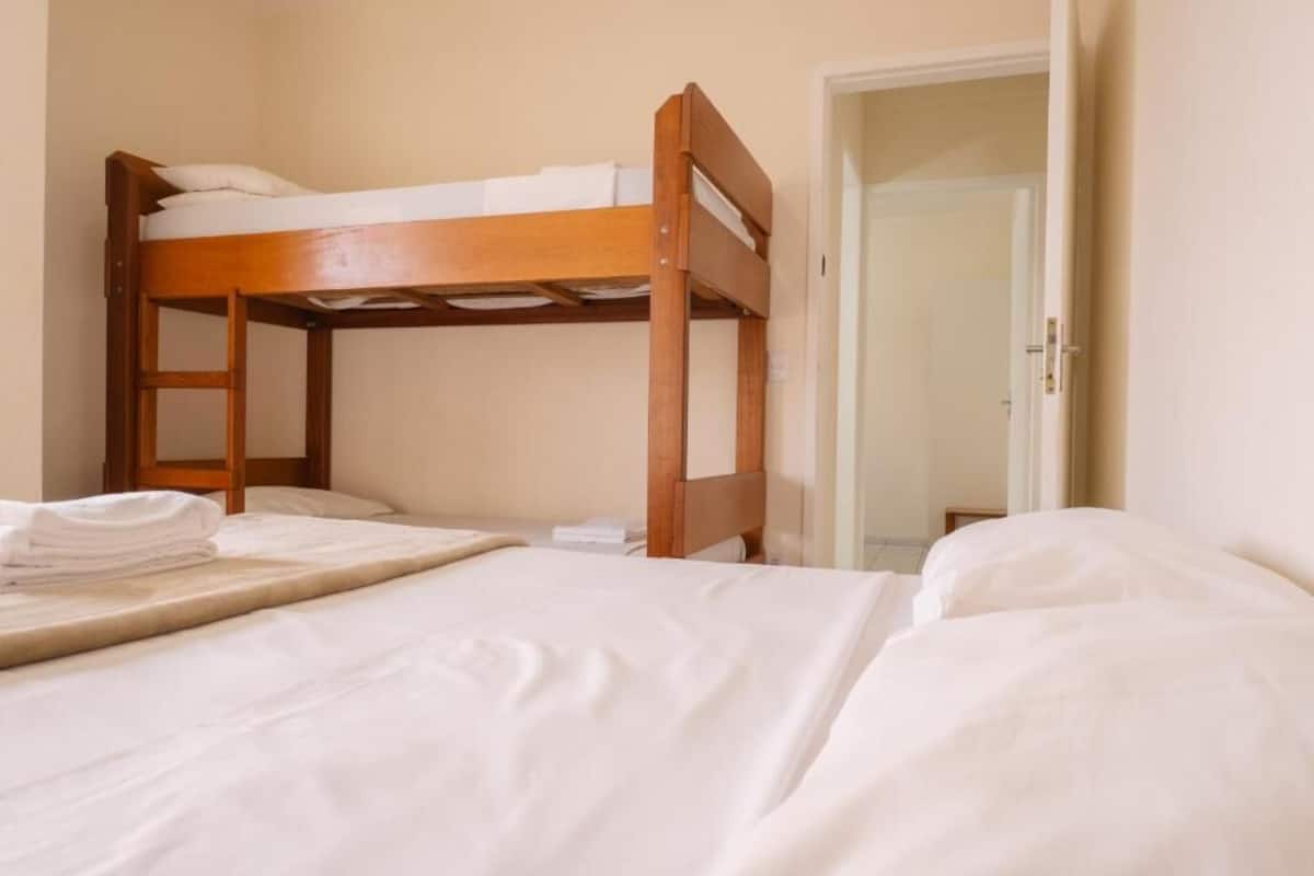 Economy Apartment, 2 Bedrooms (Família) | Blackout drapes, WiFi (free), bed sheets