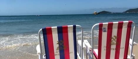 Una spiaggia nelle vicinanze