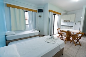 Appartement, 1 chambre | Coin séjour | Télévision à écran plat de 24 pouces avec chaînes numériques, télévision