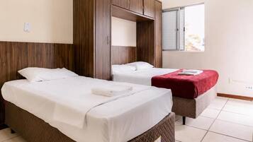 Cortinas blackout, wifi gratis y ropa de cama