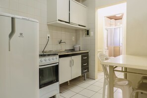 Economy Quadruple Room | Private kitchen - HANNA Amsterdam Hotel & Events (Florianópolis)