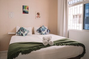 Cortinas blackout, wifi gratis y ropa de cama 