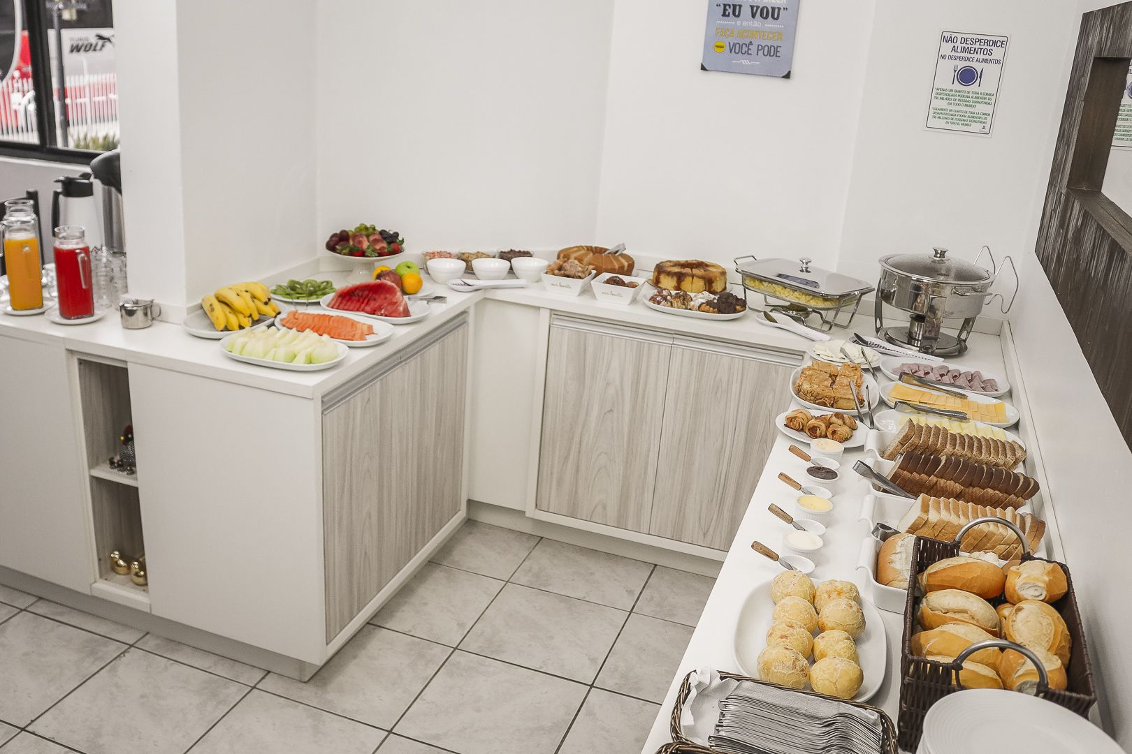 Una mesa de buffet con diferentes alimentos y bebidas.