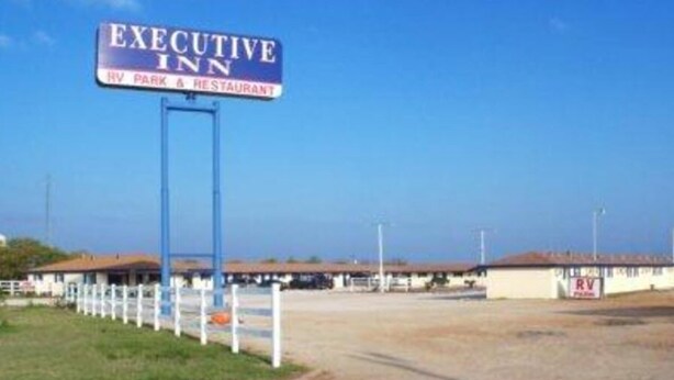 Schild für den Executive Inn RV Park & Restaurant.