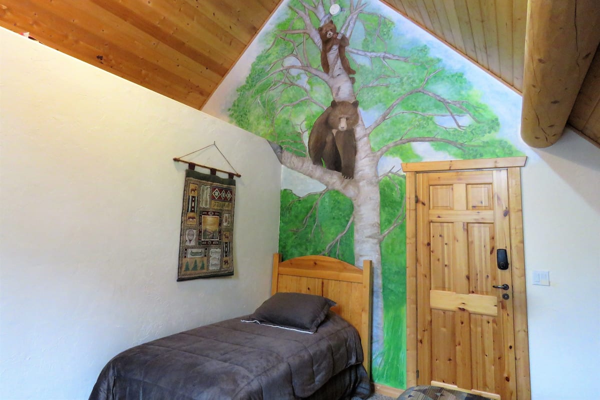 Tremannsrom – superior, flere senger, privat bad (Bear, Balcony) | Strykejern/-brett, wi-fi (inkludert) og individuelt dekorert