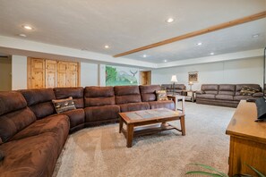 Living area - The Hideaway Lodge (Island Park)