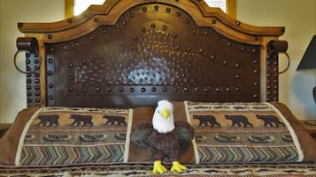 デラックス ダブルルーム キングベッド 1 台 専用バスルーム (Balcony, Eagle) | 客室ごとに異なる装飾、客室ごとに異なるインテリア、アイロン / アイロン台、WiFi (無料)