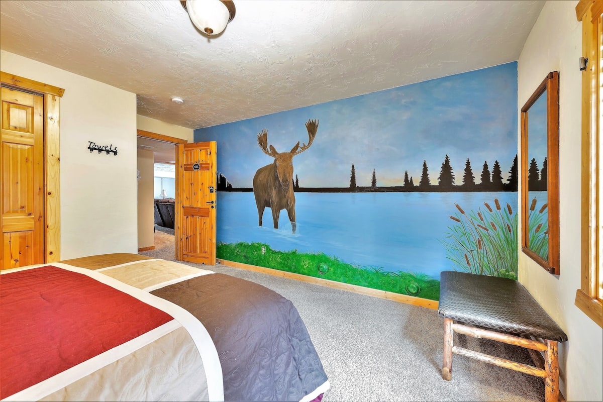 Dobbeltrom – design, 1 queensize-seng, delt bad (Moose) | Strykejern/-brett, wi-fi (inkludert) og individuelt dekorert