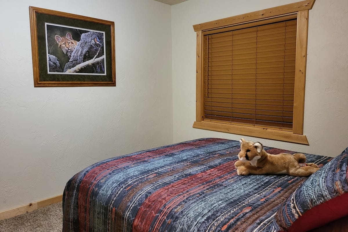 Design Double Room, 1 Queen Bed, Non Smoking, Shared Bathroom (Wildcat) | Individually decorated, individually furnished, iron/ironing board